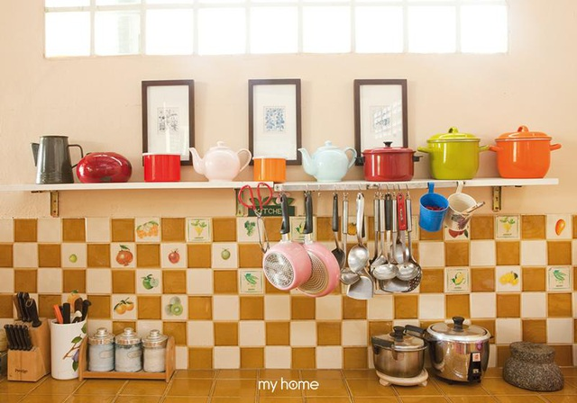 Đam mê phong cách làng quê Châu Âu, bà Khun đã tạo nên vẻ đẹp gần gũi, yên bình nhưng cũng vô cùng bắt mắt cho tổ ấm của mình từ những chậu cây, rèm cửa, cho tới những ô gạch, dụng cụ trong nhà…