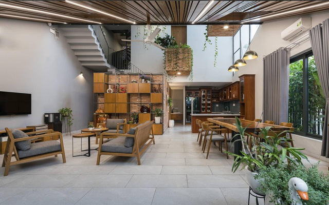 Tầng 2 và 3 là những không gian riêng tư như phòng ngủ master của gia chủ ở khối nhà bên trái; phòng ngủ của anh trai và con cái ở khối nhà còn lại.