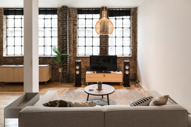 ve dep ngo ngang cua can ho co o anh sau cai tao cua co gai viet