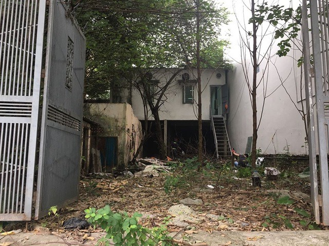 Dù nằm trên khu đất rộng với vị trí đẹp và thơ mộng ở Hà Nội nhưng ngôi nhà có kiến trúc đơn điệu, lỗi thời và xuống cấp trầm trọng.