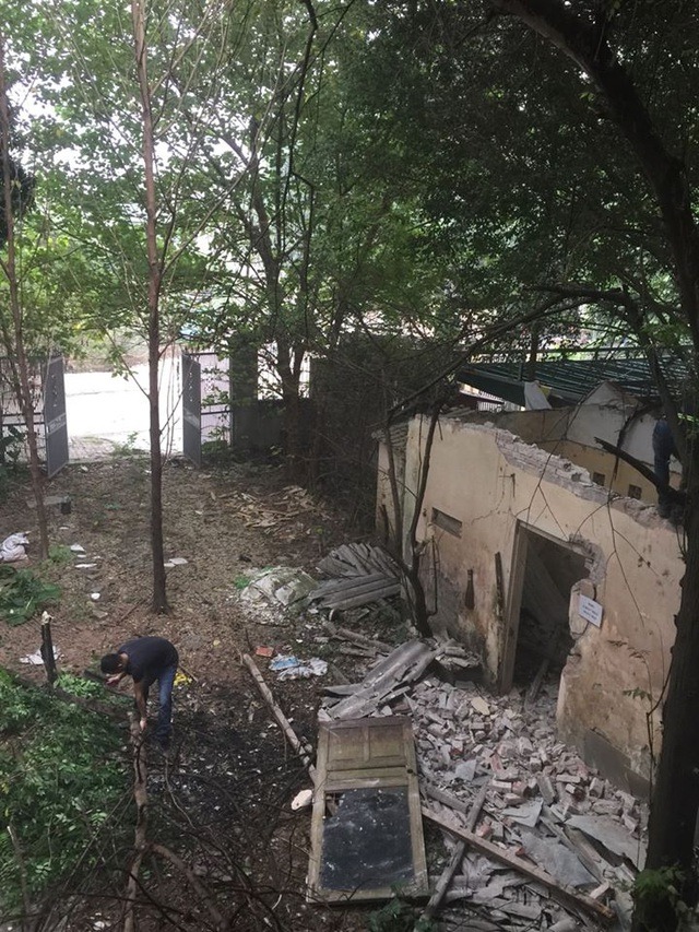 Chủ nhà là người khá kĩ tính, có gu thẩm mỹ cao, yêu thiên nhiên và đi du lịch rất nhiều nơi trên thế giới. Vì thế, yêu cầu đặt ra cho đội ngũ KTS không đơn giản. Cụ thể phải cải tạo, biến nơi đây thành một không gian sống lý tưởng nhưng vẫn phải tinh tế, ấn tượng về kiến trúc.