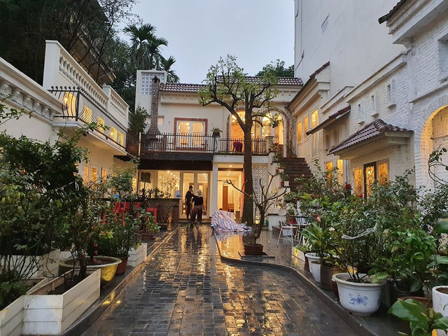 Ngay từ ban đầu, KTS Trịnh Quốc Phương và KTS Nguyễn Trường Giang đã đưa ra ý tưởng biến khoảng sân thành 1 con phố nhỏ Châu Âu cùng với những góc ban công ngắm phố bên thiên nhiên cây hoa tràn ngập.