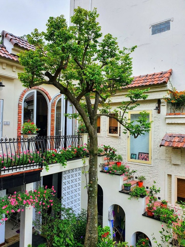 Mặt tiền ngôi nhà gây ấn tượng với những giỏ hoa đủ màu sắc, phảng phất kiến trúc của những ngôi nhà vườn Châu Âu.