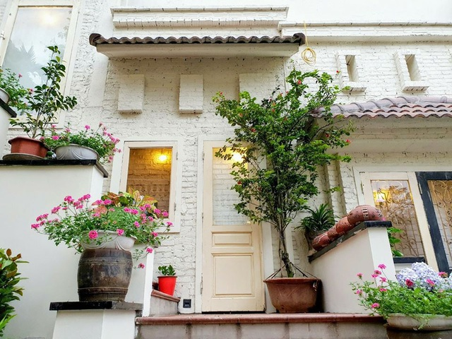 Cửa gỗ được tận dụng lại từ ngôi nhà cũ sau đó sơn sửa lại, giúp tạo điểm nhấn kiến trúc ấn tượng, phù hợp với “chất” của ngôi nhà, giúp gia chủ tiết kiệm chi phí đáng kể.