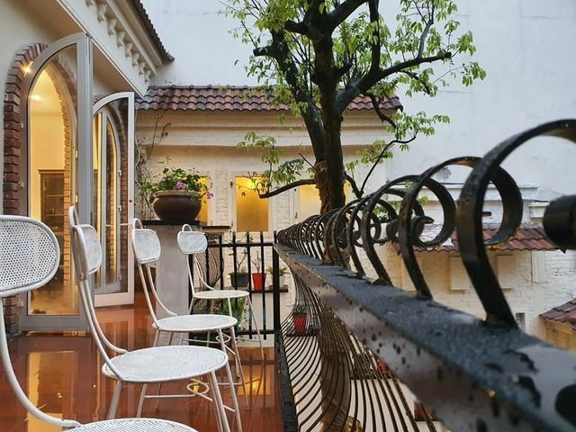 Góc ban công thơ mộng nơi gia chủ có thể thư giãn, ngắm nhìn đường phố Hà Nội sau mỗi ngày.