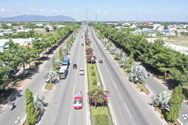 Lý do nên đầu tư bất động sản Vũng Tàu 2 Diễn biến thị trường địa ốc của Vũng Tàu hứa hẹn sẽ là một điểm nóng trong thời gian tới. Đừng bỏ qua các lý do nên đầu tư bất động sản Vũng Tàu được chia sẻ dưới đây để không còn băn khoăn trước khi quyết định “đổ tiền” sinh lời. Vị trí chiến lược của Vũng Tàu Bà Rịa - Vũng Tàu là một trong bốn tỉnh kinh tế trọng điểm phía Nam của nước ta Bà Rịa - Vũng Tàu nằm ở khu vực miền Đông Nam Bộ, phía tây giáp TP. Hồ Chí Minh và lọt top tứ giác kinh tế trọng điểm phía Nam chỉ cách TP. HCM khoảng 100km thông qua tuyến cao tốc TP. HCM - Long Thành - Dầu Giây và Quốc lộ 51, phía Bắc giáp tỉnh Đồng Nai, phía Đông giáp tỉnh Bình Thuận và phía Nam giáp biển Đông với 305km chiều dài bờ biển. Chính vì vậy, du lịch biển tại Vũng Tàu cực kỳ phát triển. Thủ phủ du lịch phía Nam Vũng Tàu có lợi thế về khí hậu tự nhiên, vị trí thiên nhiên thuận lợi để phát triển biển thuận lợi. Hiện nay, Vũng Tàu đang phát triển nhiều dự án bất động sản để đưa tỉnh Tỉnh trở thành trung tâm của du lịch nghỉ dưỡng, giải trí của khu vực, của đất nước và vươn tầm thế giới. Hệ thống giao thông liên kết vùng phát triển Vũng Tàu đang dần hoàn thiện kết nối hạ tầng giao thông, cảng biển với nhiều tỉnh lân cận như Đồng Nai, TP. HCM, Bình Dương… hứa hẹn nơi đây sẽ phát triển toàn diện hơn trong công cuộc hội nhập. Hệ thống giao thông liên kết vùng phát triển chính là lý do nên đầu tư bất động sản Vũng Tàu Chưa dừng lại ở đó, ngành giao thông vận tải của tỉnh cũng đã cố gắng hoàn thiện hệ thống hạ tầng giao thông, kết nối với hệ thống cảng, khu công nghiệp và các tuyến đường kết nối. Ngoài công tác đầu tư xây dựng hạ tầng giao thông thuộc thẩm quyền của tỉnh, Sở GTVT Bà Rịa - Vũng Tàu còn chủ động trong việc tham mưu công tác quy hoạch ngành và phát triển các lĩnh vực có liên quan như: Quy hoạch nhóm cảng biển - Dịch vụ hậu cần cảng, thúc đẩy đầu tư sân bay Gò Găng, sân bay Côn Sơn, thúc đẩy đầu tư Dự án cao tốc Biên Hòa - Vũng Tàu, đường sắt Biên Hòa - Vũng Tàu, dự án cầu Phước An… Đặc biệt, tỉnh cũng đang tập trung phát triển hệ thống cảng biển hứa hẹn sẽ là động lực phát triển kinh tế cho cả vùng Kknh tế trọng điểm phía Nam. Các tập đoàn lớn đã và đang đầu tư vào Bà Rịa - Vũng Tàu Hội tụ nhiều ưu điểm nổi bật, các Tập đoàn trong và ngoài nước đang ồ ạt đầu tư bất động sản tại vùng đất này tạo nên một liên kết kinh tế sôi động, hiệu quả. Một số dự án bất động sản lớn tại đây mà bạn có thể tham khảo như sau. Nhiều dự án bất động sản lớn mạnh đổ bộ tại đây Công ty Korea Infrastructure Company Limited với dự án đầu tư du lịch, nghỉ dưỡng tại khu đất Paradise và khu đô thị mới Bàu Trũng (TP. Vũng Tàu). Dự Á Lan Anh 10 bao gồm nhà ở xã hội, đất nền khu dân cư và Shophouse. Tập đoàn Tuần Châu của Chúa đảo Đào Hồng Tuyển cũng đã đề xuất dự án nghỉ dưỡng rộng gần 400ha với mong muốn đầu tư tại tỉnh này. Dự án căn hộ cao cấp Tumys Phú Mỹ bao gồm dự án Tumys Phú Mỹ, 1248 căn hộ, 55 shophouse. Khu đô thị mới Cửa Lấp do công ty Cổ phần Gami bất động sản làm chủ đầu tư. Công ty TNHH Hồ Tràm với dự án khu du lịch nghĩ dưỡng và giải trí phức hợp Hồ Tràm. Công ty BĐS Danh Khôi gây ấn tượng với dự án có quy mô gần 10 ha ngay trung tâm TP. Bà Rịa để phát triển thành khu đô thị mang tên Barys Citi. Tập đoàn FLC đã chính thức làm việc với tỉnh để đề xuất hàng loạt dự án bất động sản tỷ đô tại khu vực này chắc chắn sẽ khiến thị trường bất động sản tại đây tăng cao. Trên đây là một số chia sẻ về lý do nên đầu tư bất động sản Vũng Tàu, hy vọng mọi người đã có thêm thật nhiều kiến thức khi quyết định “đổ tiền” sinh lời tại vùng đất tuyệt đẹp này. Hãy liên hệ với chúng tôi ngay từ bây giờ để được tư vấn rõ ràng hơn khi có nhu cầu đầu tư tại đây.