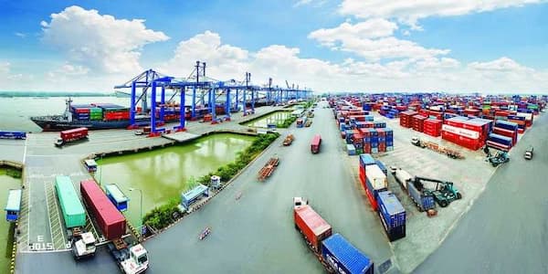 Lý do nên đầu tư bất động sản Vũng Tàu 1 Diễn biến thị trường địa ốc của Vũng Tàu hứa hẹn sẽ là một điểm nóng trong thời gian tới. Đừng bỏ qua các lý do nên đầu tư bất động sản Vũng Tàu được chia sẻ dưới đây để không còn băn khoăn trước khi quyết định “đổ tiền” sinh lời. Vị trí chiến lược của Vũng Tàu Bà Rịa - Vũng Tàu là một trong bốn tỉnh kinh tế trọng điểm phía Nam của nước ta Bà Rịa - Vũng Tàu nằm ở khu vực miền Đông Nam Bộ, phía tây giáp TP. Hồ Chí Minh và lọt top tứ giác kinh tế trọng điểm phía Nam chỉ cách TP. HCM khoảng 100km thông qua tuyến cao tốc TP. HCM - Long Thành - Dầu Giây và Quốc lộ 51, phía Bắc giáp tỉnh Đồng Nai, phía Đông giáp tỉnh Bình Thuận và phía Nam giáp biển Đông với 305km chiều dài bờ biển. Chính vì vậy, du lịch biển tại Vũng Tàu cực kỳ phát triển. Thủ phủ du lịch phía Nam Vũng Tàu có lợi thế về khí hậu tự nhiên, vị trí thiên nhiên thuận lợi để phát triển biển thuận lợi. Hiện nay, Vũng Tàu đang phát triển nhiều dự án bất động sản để đưa tỉnh Tỉnh trở thành trung tâm của du lịch nghỉ dưỡng, giải trí của khu vực, của đất nước và vươn tầm thế giới. Hệ thống giao thông liên kết vùng phát triển Vũng Tàu đang dần hoàn thiện kết nối hạ tầng giao thông, cảng biển với nhiều tỉnh lân cận như Đồng Nai, TP. HCM, Bình Dương… hứa hẹn nơi đây sẽ phát triển toàn diện hơn trong công cuộc hội nhập. Hệ thống giao thông liên kết vùng phát triển chính là lý do nên đầu tư bất động sản Vũng Tàu Chưa dừng lại ở đó, ngành giao thông vận tải của tỉnh cũng đã cố gắng hoàn thiện hệ thống hạ tầng giao thông, kết nối với hệ thống cảng, khu công nghiệp và các tuyến đường kết nối. Ngoài công tác đầu tư xây dựng hạ tầng giao thông thuộc thẩm quyền của tỉnh, Sở GTVT Bà Rịa - Vũng Tàu còn chủ động trong việc tham mưu công tác quy hoạch ngành và phát triển các lĩnh vực có liên quan như: Quy hoạch nhóm cảng biển - Dịch vụ hậu cần cảng, thúc đẩy đầu tư sân bay Gò Găng, sân bay Côn Sơn, thúc đẩy đầu tư Dự án cao tốc Biên Hòa - Vũng Tàu, đường sắt Biên Hòa - Vũng Tàu, dự án cầu Phước An… Đặc biệt, tỉnh cũng đang tập trung phát triển hệ thống cảng biển hứa hẹn sẽ là động lực phát triển kinh tế cho cả vùng Kknh tế trọng điểm phía Nam. Các tập đoàn lớn đã và đang đầu tư vào Bà Rịa - Vũng Tàu Hội tụ nhiều ưu điểm nổi bật, các Tập đoàn trong và ngoài nước đang ồ ạt đầu tư bất động sản tại vùng đất này tạo nên một liên kết kinh tế sôi động, hiệu quả. Một số dự án bất động sản lớn tại đây mà bạn có thể tham khảo như sau. Nhiều dự án bất động sản lớn mạnh đổ bộ tại đây Công ty Korea Infrastructure Company Limited với dự án đầu tư du lịch, nghỉ dưỡng tại khu đất Paradise và khu đô thị mới Bàu Trũng (TP. Vũng Tàu). Dự Á Lan Anh 10 bao gồm nhà ở xã hội, đất nền khu dân cư và Shophouse. Tập đoàn Tuần Châu của Chúa đảo Đào Hồng Tuyển cũng đã đề xuất dự án nghỉ dưỡng rộng gần 400ha với mong muốn đầu tư tại tỉnh này. Dự án căn hộ cao cấp Tumys Phú Mỹ bao gồm dự án Tumys Phú Mỹ, 1248 căn hộ, 55 shophouse. Khu đô thị mới Cửa Lấp do công ty Cổ phần Gami bất động sản làm chủ đầu tư. Công ty TNHH Hồ Tràm với dự án khu du lịch nghĩ dưỡng và giải trí phức hợp Hồ Tràm. Công ty BĐS Danh Khôi gây ấn tượng với dự án có quy mô gần 10 ha ngay trung tâm TP. Bà Rịa để phát triển thành khu đô thị mang tên Barys Citi. Tập đoàn FLC đã chính thức làm việc với tỉnh để đề xuất hàng loạt dự án bất động sản tỷ đô tại khu vực này chắc chắn sẽ khiến thị trường bất động sản tại đây tăng cao. Trên đây là một số chia sẻ về lý do nên đầu tư bất động sản Vũng Tàu, hy vọng mọi người đã có thêm thật nhiều kiến thức khi quyết định “đổ tiền” sinh lời tại vùng đất tuyệt đẹp này. Hãy liên hệ với chúng tôi ngay từ bây giờ để được tư vấn rõ ràng hơn khi có nhu cầu đầu tư tại đây.